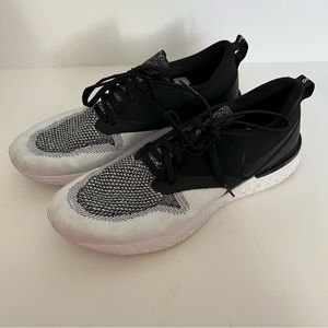 Nike Black & White Knit Sneaker Sz 9.5